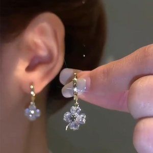 Clover sparkling zircon earrings